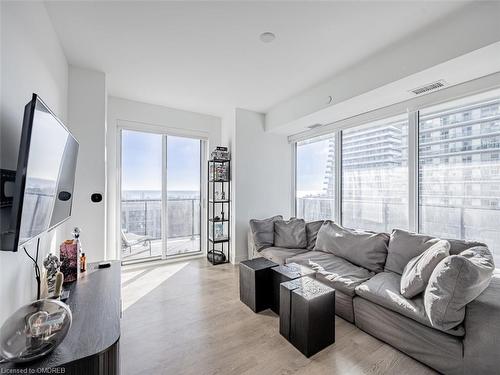 607-70 Annie Craig Drive, Toronto, ON - Indoor Photo Showing Living Room