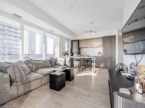 607-70 Annie Craig Drive, Toronto, ON - Indoor Photo Showing Living Room