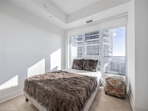 607-70 Annie Craig Drive, Toronto, ON - Indoor Photo Showing Bedroom