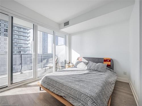 607-70 Annie Craig Drive, Toronto, ON - Indoor Photo Showing Bedroom