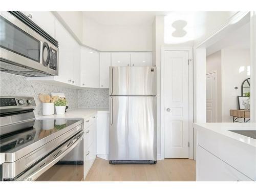 5064 Mercer Common, Burlington, ON - Indoor Photo Showing Kitchen