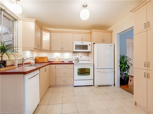 40 Dukinfield Crescent, Toronto, ON - Indoor Photo Showing Kitchen