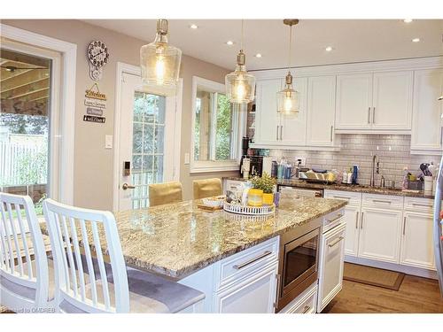 5153 Bunton Crescent, Burlington, ON - Indoor Photo Showing Kitchen With Upgraded Kitchen