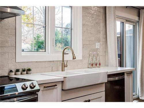 488 Kenmarr Crescent, Burlington, ON - Indoor Photo Showing Kitchen With Double Sink With Upgraded Kitchen