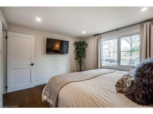 488 Kenmarr Crescent, Burlington, ON - Indoor Photo Showing Bedroom