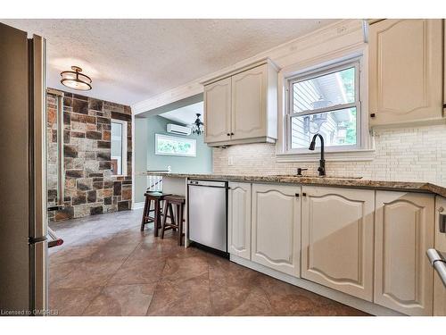 29 Wesley Avenue, Mississauga, ON - Indoor Photo Showing Kitchen With Upgraded Kitchen