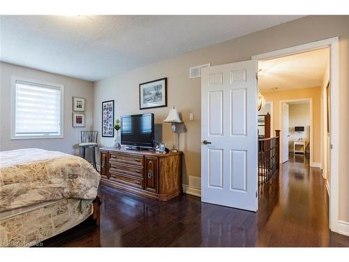 1440 Ivy Court, Oakville, ON - Indoor Photo Showing Bedroom