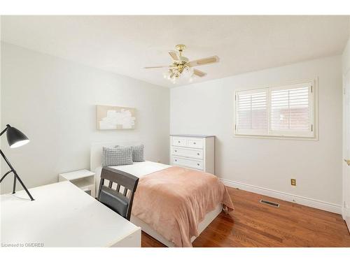 164 Warner Drive, Oakville, ON - Indoor Photo Showing Bedroom