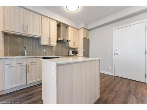 1301-2087 Fairview Street, Burlington, ON - Indoor Photo Showing Kitchen