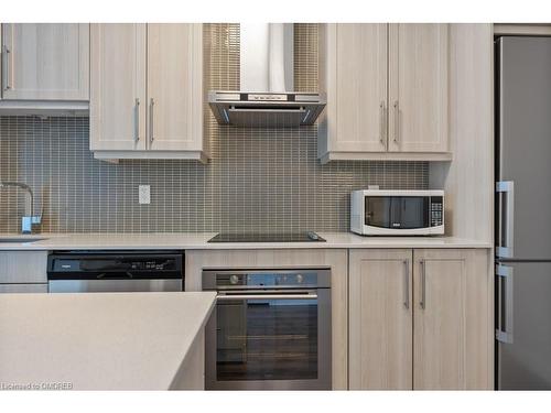 1301-2087 Fairview Street, Burlington, ON - Indoor Photo Showing Kitchen