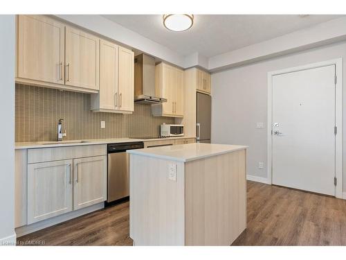 1301-2087 Fairview Street, Burlington, ON - Indoor Photo Showing Kitchen