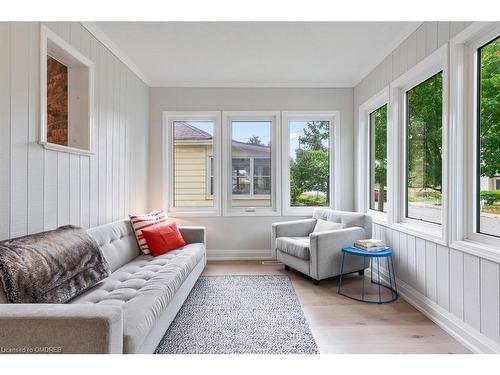 135 Deane Avenue, Oakville, ON - Indoor Photo Showing Living Room