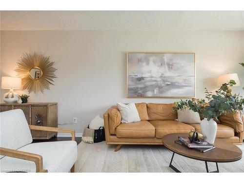 586 Hayward Crescent, Milton, ON - Indoor Photo Showing Living Room