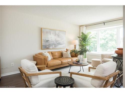 586 Hayward Crescent, Milton, ON - Indoor Photo Showing Living Room