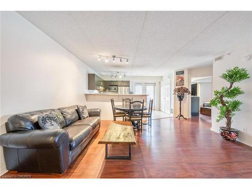 102-1810 Walker'S Line, Burlington, ON - Indoor Photo Showing Living Room