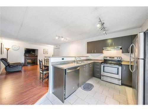 102-1810 Walker'S Line, Burlington, ON - Indoor Photo Showing Kitchen