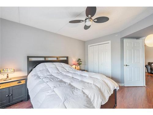 102-1810 Walker'S Line, Burlington, ON - Indoor Photo Showing Bedroom