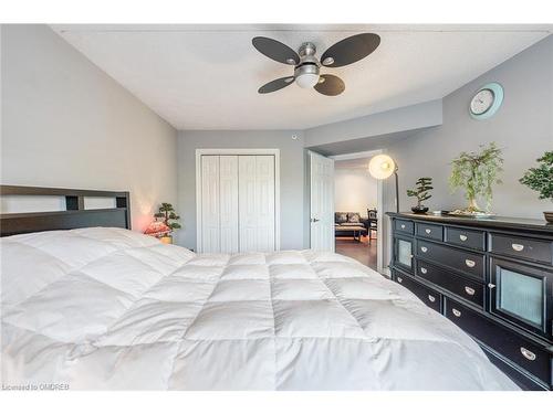 102-1810 Walker'S Line, Burlington, ON - Indoor Photo Showing Bedroom