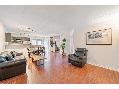 102-1810 Walker'S Line, Burlington, ON - Indoor Photo Showing Living Room