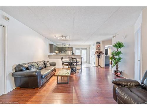 102-1810 Walker'S Line, Burlington, ON - Indoor Photo Showing Living Room