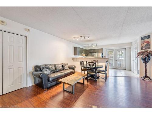 102-1810 Walker'S Line, Burlington, ON - Indoor Photo Showing Living Room