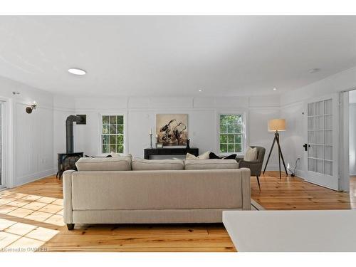 6123 Guelph Line, Burlington, ON - Indoor Photo Showing Living Room