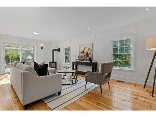 6123 Guelph Line, Burlington, ON - Indoor Photo Showing Living Room