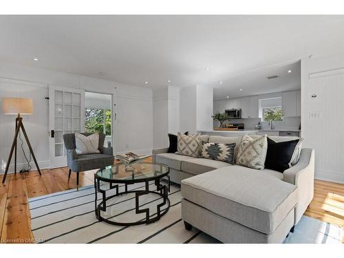 6123 Guelph Line, Burlington, ON - Indoor Photo Showing Living Room