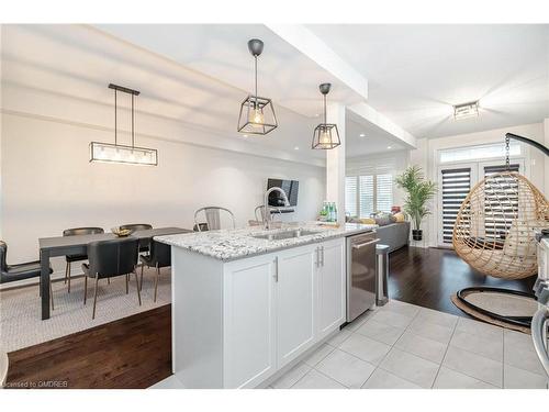 2492 Elder Lane, Oakville, ON - Indoor Photo Showing Kitchen With Upgraded Kitchen