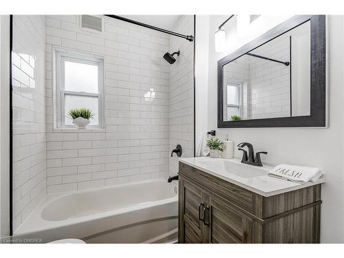 183 Rosslyn Avenue S, Hamilton, ON - Indoor Photo Showing Bathroom