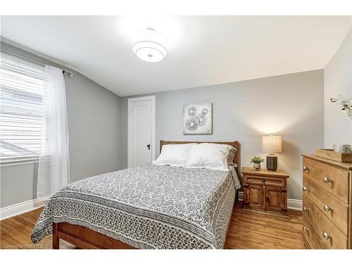 183 Rosslyn Avenue S, Hamilton, ON - Indoor Photo Showing Bedroom