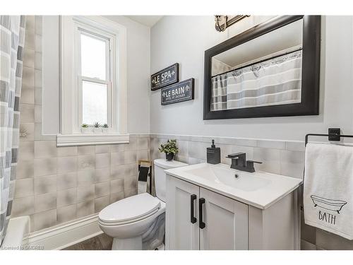 183 Rosslyn Avenue S, Hamilton, ON - Indoor Photo Showing Bathroom