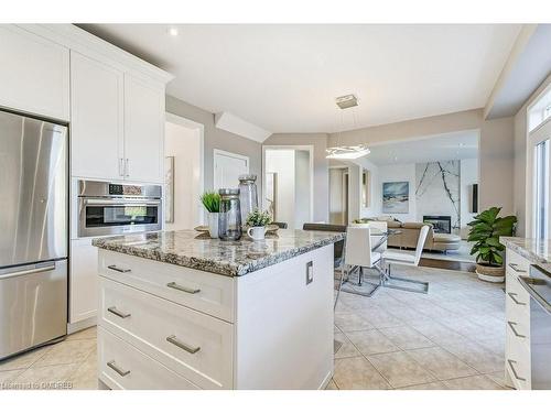 2475 Whitehorn Drive, Burlington, ON - Indoor Photo Showing Kitchen With Upgraded Kitchen