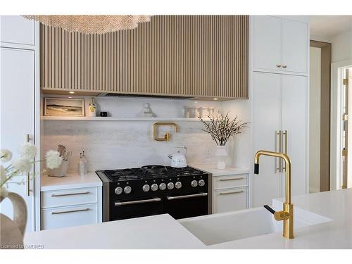 143 Crestwood Court, Burlington, ON - Indoor Photo Showing Kitchen