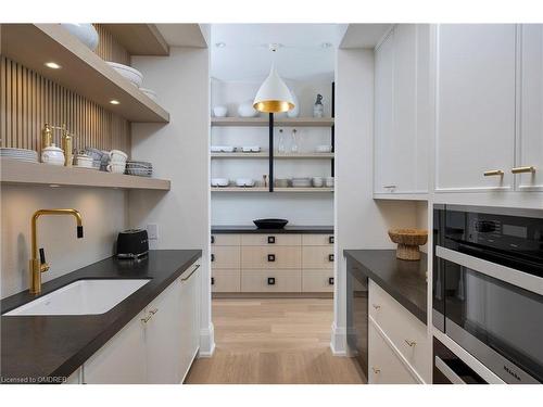 143 Crestwood Court, Burlington, ON - Indoor Photo Showing Kitchen