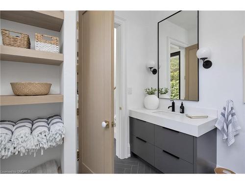 143 Crestwood Court, Burlington, ON - Indoor Photo Showing Bathroom