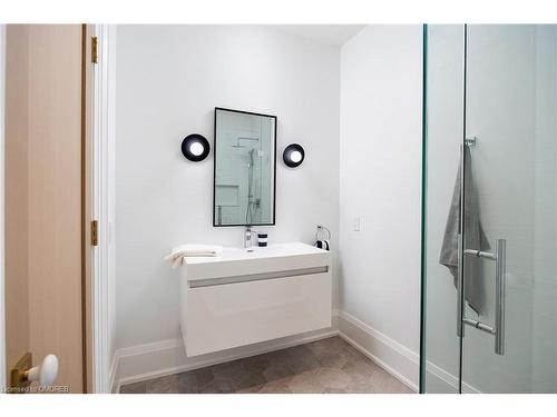 143 Crestwood Court, Burlington, ON - Indoor Photo Showing Bathroom