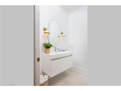 143 Crestwood Court, Burlington, ON - Indoor Photo Showing Bathroom