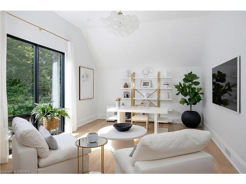 143 Crestwood Court, Burlington, ON - Indoor Photo Showing Living Room