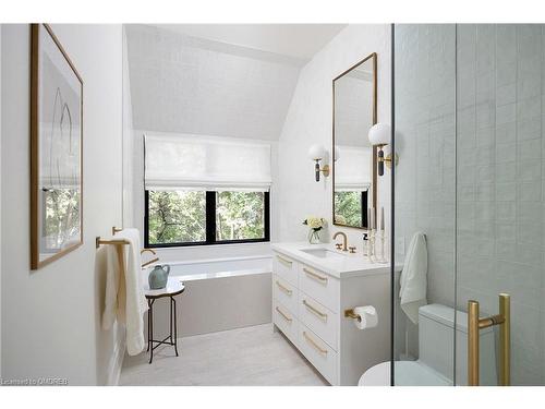 143 Crestwood Court, Burlington, ON - Indoor Photo Showing Bathroom