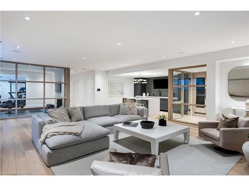 143 Crestwood Court, Burlington, ON - Indoor Photo Showing Living Room