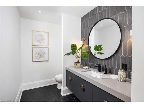 143 Crestwood Court, Burlington, ON - Indoor Photo Showing Bathroom