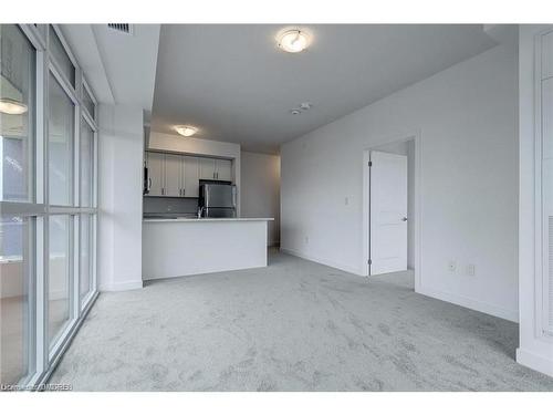 905-450 Dundas Street E, Waterdown, ON - Indoor Photo Showing Kitchen