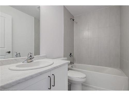 905-450 Dundas Street E, Waterdown, ON - Indoor Photo Showing Bathroom