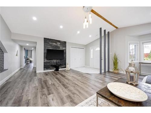 5739 Sixth Line, Erin, ON - Indoor Photo Showing Living Room