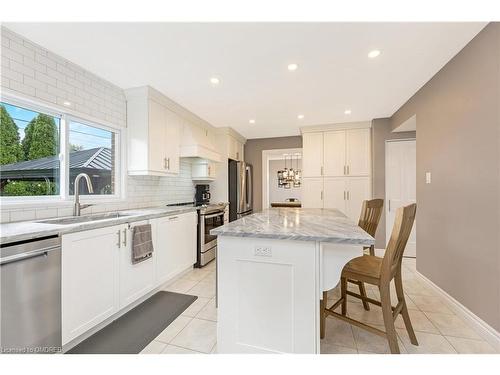 27 Palmerston Place, Hamilton, ON - Indoor Photo Showing Kitchen With Upgraded Kitchen