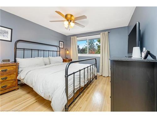 27 Palmerston Place, Hamilton, ON - Indoor Photo Showing Bedroom