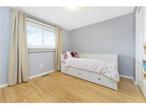 27 Palmerston Place, Hamilton, ON - Indoor Photo Showing Bedroom