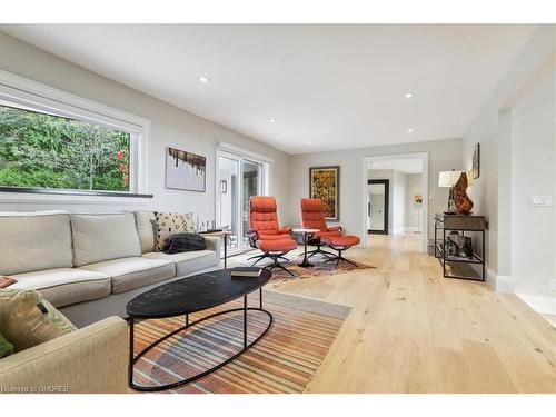 7286 Bell School Line, Milton, ON - Indoor Photo Showing Living Room