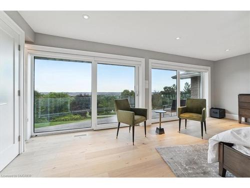 7286 Bell School Line, Milton, ON - Indoor Photo Showing Living Room